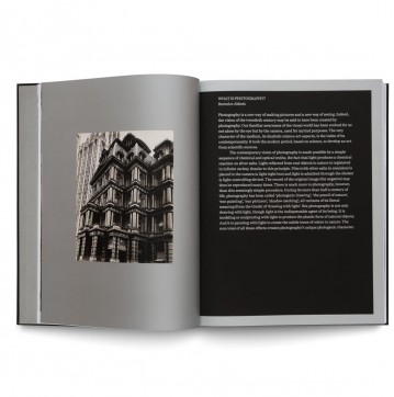 Grafika produktu: Women Photographers 1900–1975: A Legacy of Light