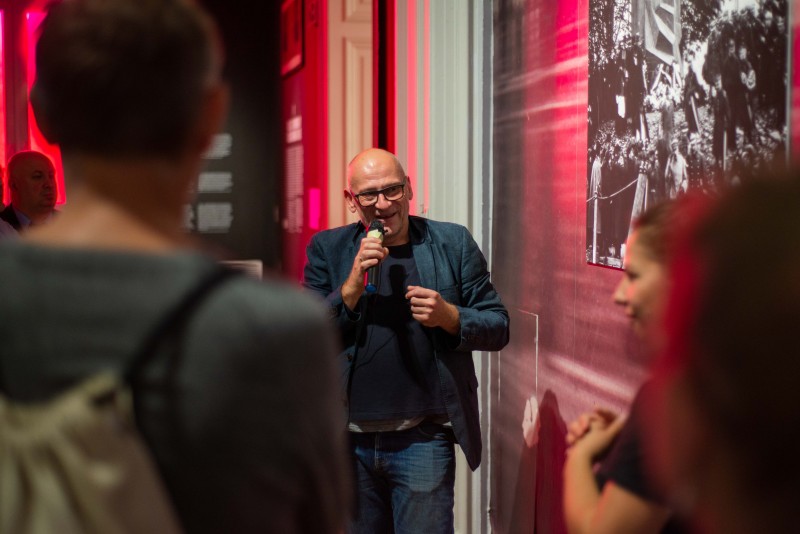 Curatorial walk-through accompanying the exhibition "Change the Setting" (in Polish)