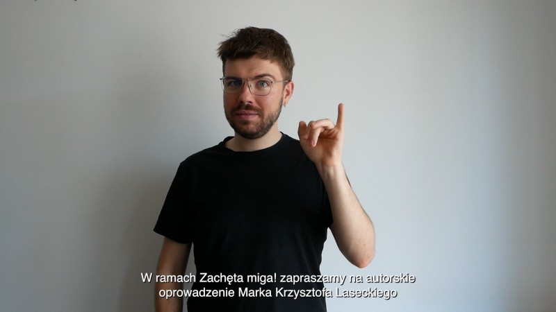 Daniel Kotowski migający na białym tle.