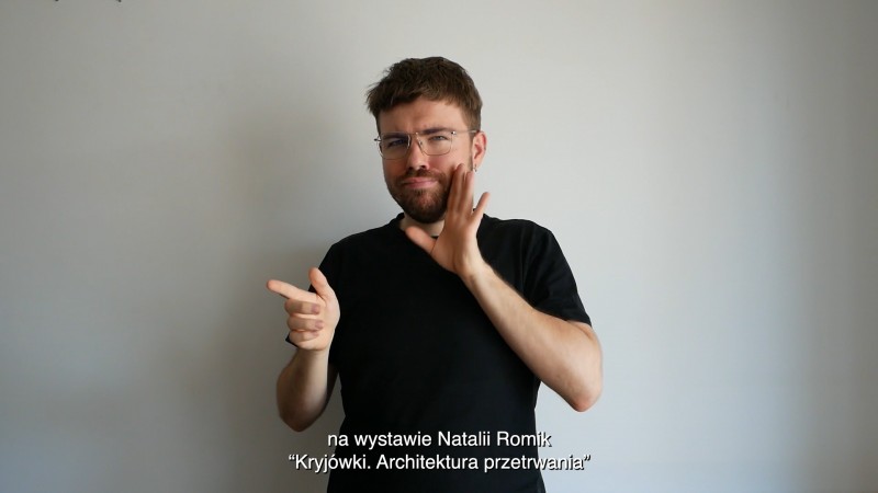 Daniel Kotowski migający na białym tle.