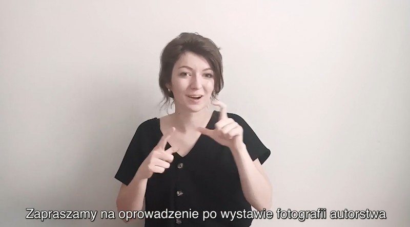 film; vlog w polskim języku migowym, Jagoda Cerkiewnik zaprasza na oprowadzanie oraz warsztaty plastyczne w PJM, 12 grudnia godz. 17:30-19:00 w Miejscu Projektów Zachęty na wystawie Marty Zgierskiej „Ze wszystkich stron”.