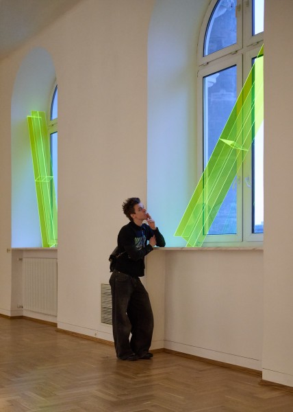 zdjęcie, osoba w przestrzeni wystawy