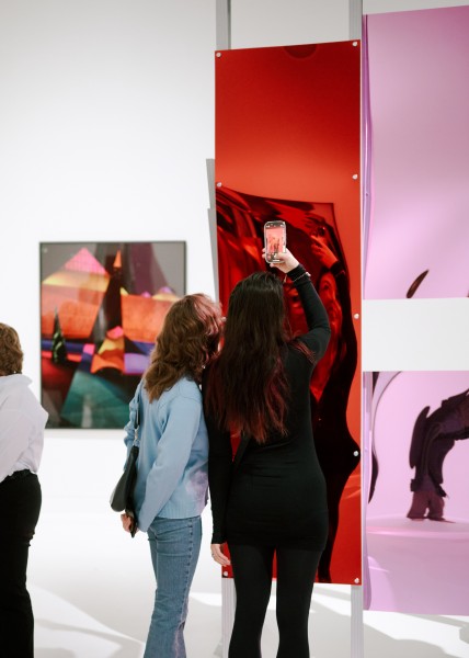 Let's go see the exhibition together!