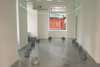 Grafika wydarzenia: Walk-through accompanying the exhibition "Aria Mineralia" with artist Larisa Crunțeanu (in English)