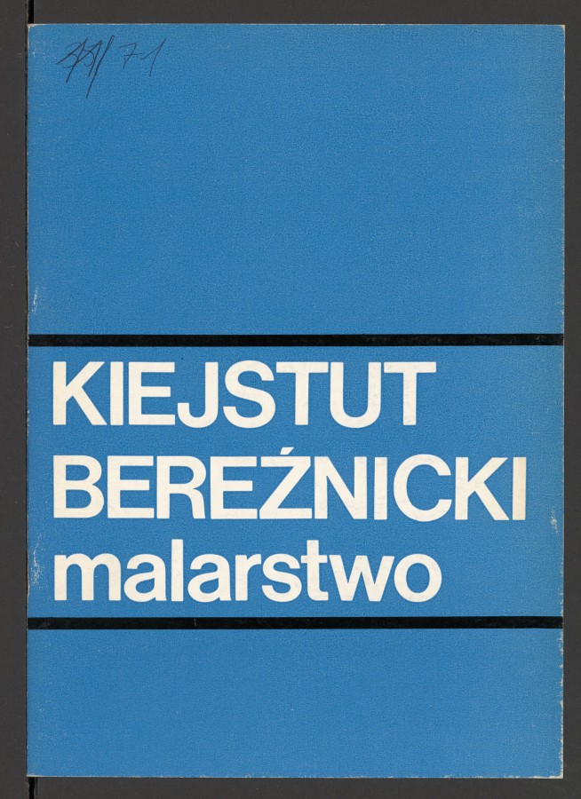 Niebieska okładka. Pomiędzy czarnymi, poziomymi liniami imię i nazwisko oraz tytuł - białymi literami. Wewnątrz: kalendarium twórczości, tekst, spis prac malarskich, a pod nim dopisek "oraz rysunki". Czarno-białe reprodukcje prac w duchu realizmu magiczneg