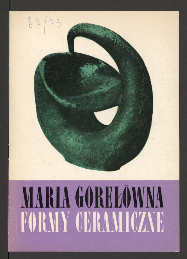 Na okładce, na białym tle, zielona forma ceramiczna, przypominającej mocno zawinięty róg. Poniżej fioletowy pas; na nim, czarnym drukiem imię i nazwisko, białym, pod spodem: "formy ceramiczne". Wewnątrz: biogram, tekst, w tym po francusku. Spis prac z lat 