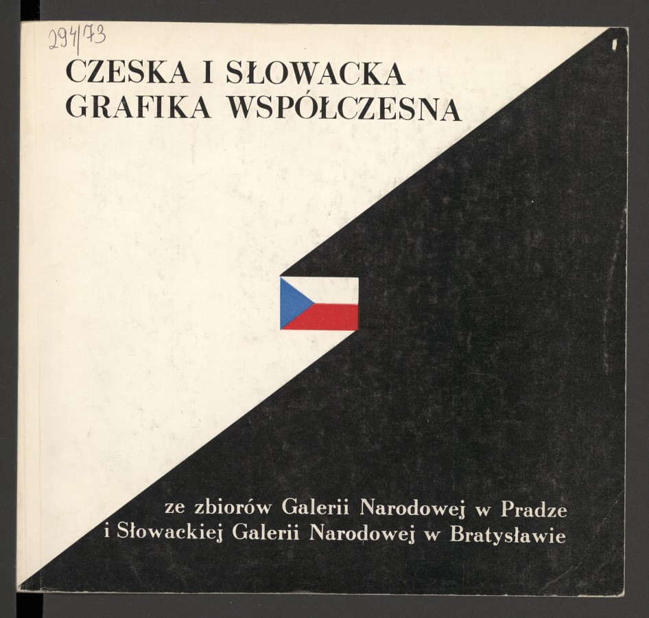 Okładka podzielona na dwa trójkątne pola: białe i czarne, połączone ze sobą na środku okładki małą, czeską flagą. Na białym polu czarnym drukiem tytuł wystawy. Projekt powtórzony na tylnej okładce. Wewnątrz teksty: osobno o grafice czeskiej, osobno o słowa