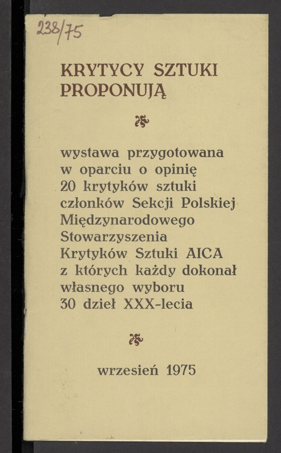 Publikacja bez ilustracji. Na okładce tekst: "Krytycy sztuki proponują - wystawa przygotowana w oparciu o opinię dwudziestu krytyków sztuki członków Sekcji Polskiej Międzyn. Stow. Krytyków Sztuki AICA, z których każdy dokonał własnego wyboru trzydziestu dz