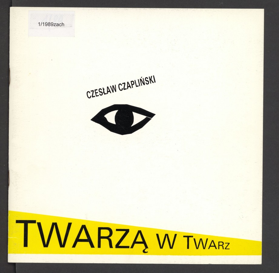 Biała okładka, pośrodku uproszczony, czarny element graficzny - otwarte oko. Powyżej czarnym drukiem imię i nazwisko artysty, umieszczone pod lekkim kątem, imitują brew. Wzdłuż dolnej krawędzi żółty pas, na którym czarnym drukiem tytuł wystawy. Pas zwęża s