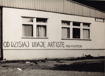 Grafika obiektu: Audiodeskrypcja: Adam Rzepecki, Od dzisiaj udaję artystę (9.9.81)