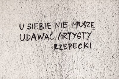 Grafika obiektu: Audiodeskrypcja: Adam Rzepecki, U siebie nie muszę udawać artysty 