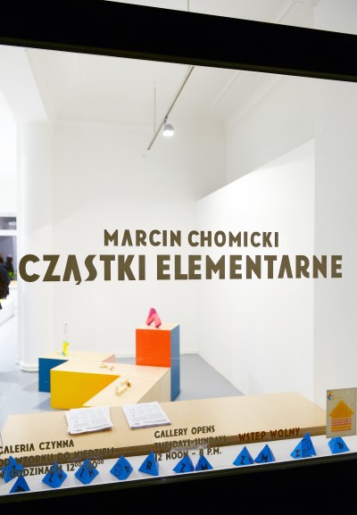 Grafika obiektu: Marcin Chomicki. Cząstki elementarne