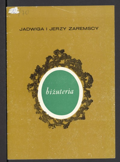 Żółtobrązowa okładka z wpisanym w dekoracyjny owal tytułem "Biżuteria". Wewnątrz tekst, kalendarium wspólnych wystaw, cytaty z prasy, spis recenzji. Ogólna informacja o zgromadzonych około sześciuset obiektach na wystawie. Czarno-białe ilustracje. 