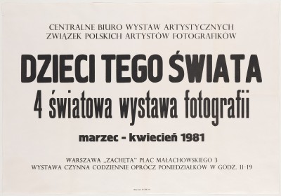 Afisz. Na białym tle czarne napisy w tym największy: Dzieci tego świata 4 światowa wystawa fotografii.