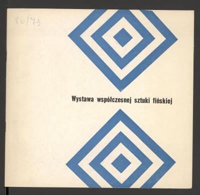 Na białej okładce, pośrodku, tytuł wystawy czarnym drukiem. Nad nim i pod nim dwa biało-niebieskie kwadraty przekręcone o dziewięćdziesiąt stopni tak, że jeden z wierzchołków każdego nich znika poza górną i dolną krawędzią publikacji. Z tyłu analogiczne ro