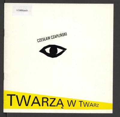 Biała okładka, pośrodku uproszczony, czarny element graficzny - otwarte oko. Powyżej czarnym drukiem imię i nazwisko artysty, umieszczone pod lekkim kątem, imitują brew. Wzdłuż dolnej krawędzi żółty pas, na którym czarnym drukiem tytuł wystawy. Pas zwęża s