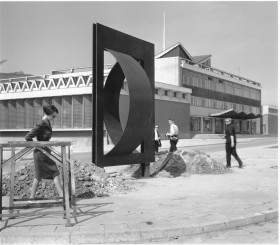 Zdjęcie pracy Fotoreportaż z I Biennale Form Przestrzennych w Elblągu, 1965. Forma przestrzenna Zbigniewa Gostomskiego od lewej: Urszula Czartoryska, Ryszard Stanisławski, Janusz Sobolewski, Eustachy Kossakowski