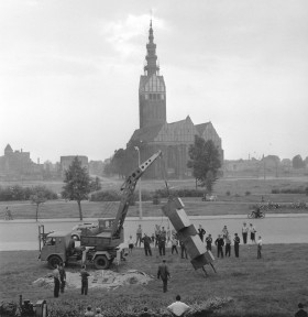 Zdjęcie pracy Picture story from the 1st Biennale of Spatial Forms in Elbląg, 1965. Installation of a spatial form (missing since 1988) by Antoni Milkowski