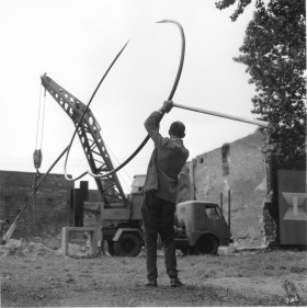 Zdjęcie pracy Fotoreportaż z I Biennale Form Przestrzennych w Elblągu, 1965. Edward Krasiński w trakcie podnoszenia swojej formy przestrzennej