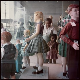 Zdjęcie pracy Gordon Parks, Ondria Tanner z babcią oglądają witryny sklepowe, Mobile, Alabama, 1956 © Dzięki uprzejmości The Gordon Parks Foundation