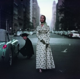 Zdjęcie pracy Gordon Parks, Evening Wraps at Dawn, New York, New York, 1956 © Courtesy of and copyright The Gordon Parks Foundation