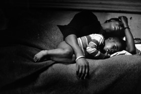 Zdjęcie pracy Gordon Parks, Bessie and Little Richard the Morning After She Scalded Her Husband, Harlem, New York, 1967 © Courtesy of and copyright The Gordon Parks Foundation