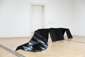 Zdjęcie pracy Monika Sosnowska, Stairs, 2016, painted steel, exhibition at Zachęta — National Gallery of Art, Warsaw, 2020, photo by Piotr Bekas/Zachęta archive