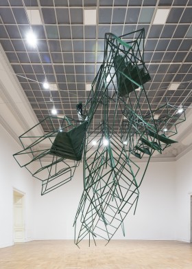 Zdjęcie pracy Monika Sosnowska, Market, 2013, painted steel, exhibition at Zachęta — National Gallery of Art, Warsaw, 2020, photo by Piotr Bekas/Zachęta archive 