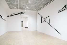 Zdjęcie pracy Monika Sosnowska, Cross Brace, 2019, painted steel, exhibition at Zachęta — National Gallery of Art, Warsaw, 2020, photo by Piotr Bekas/Zachęta archive