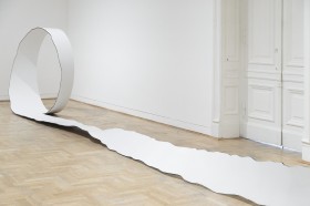 Zdjęcie pracy Monika Sosnowska, Pipe, 2017/2020, painted steel, exhibition at Zachęta — National Gallery of Art, Warsaw, 2020, photo by Piotr Bekas/Zachęta archive