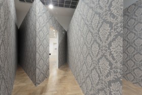 Zdjęcie pracy Monika Sosnowska, Antechamber, 2011/2020, plasterboard, aluminum profiles, wallpaper, exhibition at Zachęta — National Gallery of Art, Warsaw, 2020, photo by Piotr Bekas/Zachęta archive