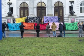 Zdjęcie pracy Przed głównym wejściem